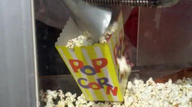 Kadın elleri kağıda patlamış mısır koyar. Sokakta patlamış mısır satmak. Gimbal atış