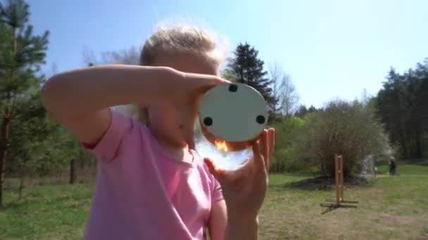 Menina loira jogar com unicórnio forma de brinquedo com neve artificial. Movimento de Gimbal — Vídeo de Stock