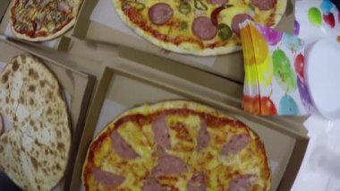 Kamera dört farklı pizza ile masa boyunca hareket eder. Gimbal hareket çekimi