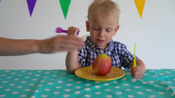 Malý chlapec odhazovat jablko z talíře. Gimbalové pohyby — Stock video