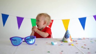 Erkek ve lezzetli tatlı. Sopaüzerinde şeker ile komik çocuk. Gimbal hareketi