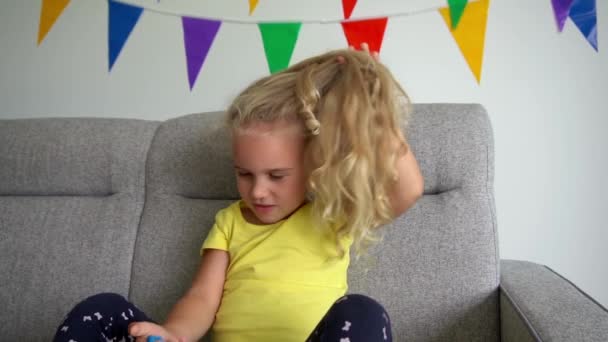 Niña quitarse la banda de pelo y agitar el cabello con energía. Gimbal cámara lenta — Vídeos de Stock