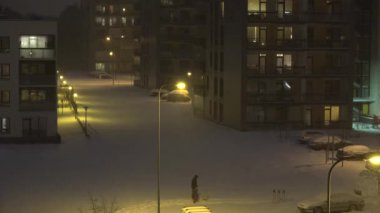 İnsanlar kar fırtınasında düz ev bölgesinde kış tadını çıkarın. 4k