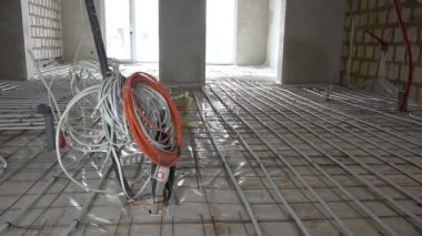 Beton döşemeden önce elektrik teli montajı ve yerden ısıtma sistemi tüpleri