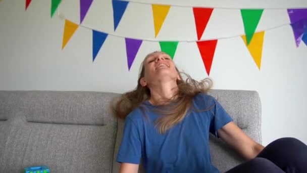Bláznivá ženská vytřepe dlouhé vlasy a ukáže jazyk na kameru. Gimbal pomalý pohyb — Stock video
