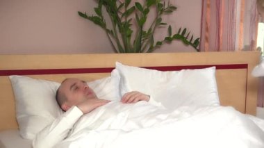 Baba baba yatakta uyuyor ve kızı kız onu uyandırmak