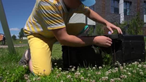 Trädgårdsmästare ändra hög av gräsklippare knivar. Gimbal rörelse — Stockvideo