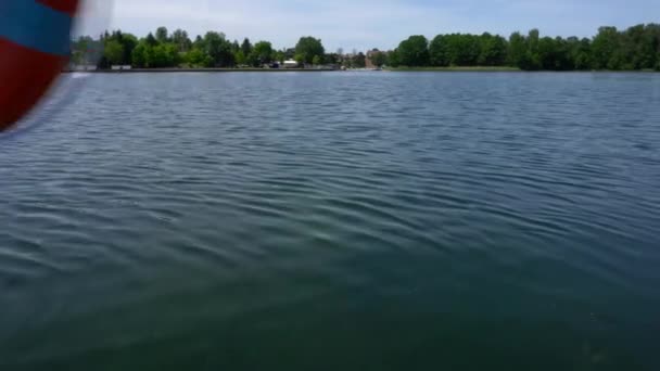 Boa di salvataggio di colore arancione salvagente gettata in acqua. Movimento di Gimbal — Video Stock