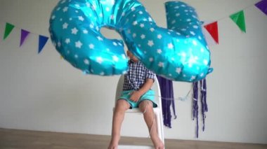 onun iki yaşındaki doğum günü oyun sevimli küçük çocuk balon ile oynamak. Gimbal hareketi