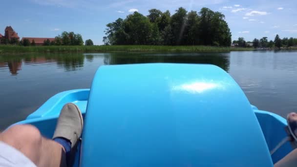 Vrouw en man benen trappen water cycle catamaran boot pedalen. Gimbal Motion — Stockvideo