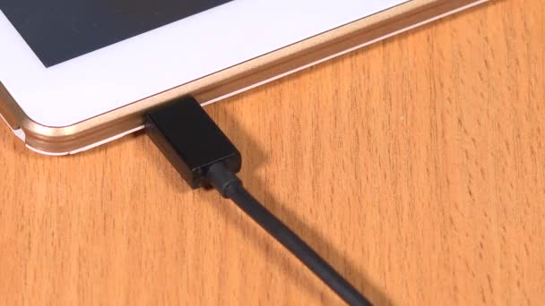 Hand unplug black micro usb cable from smart tablet computer — Stock Video