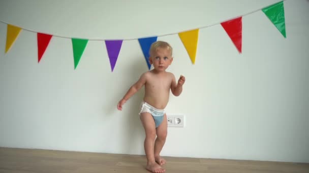 Boos baby jongen kind dragen luier tonen negatieve emoties. Gimbal Motion — Stockvideo