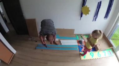Aile anne ve baba meclisi odasında yürümeye başlayan çocuk için yeni bir yatak. Timelapse
