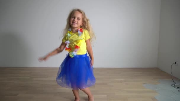 Vacker blond flicka barn dansa framför kameran. Gimbal rörelse — Stockvideo