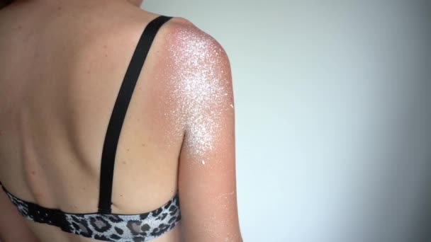 Pulvérisation manuelle et appliquer un médicament spécial sur la peau féminine bronzée endommagée par le soleil — Video
