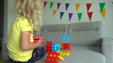 Güzel kız yapıcı parçaları ile oyun oynarken kanepeye oturup. Gimbal hareketi