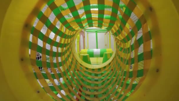 Tunnel in de kinderspeelplaats. Voorwaarts door de tunnel. Gimbal schot — Stockvideo