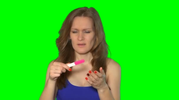 Нервная сердитая женщина женщина трясет тест на беременность с нежелательными результатами — стоковое видео