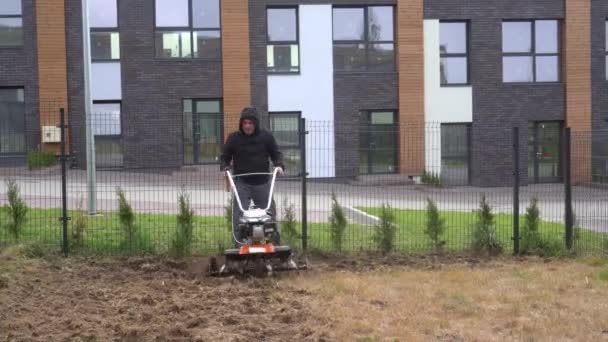 Půda, která se pěstuje před trávníkem. střelec stabilizátoru pohyblivého pohybu — Stock video