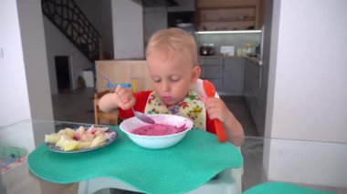 Komik kirli yüz çocuk. Erkek bebek pancar çorbası yer. Gimbal hareketi ileri