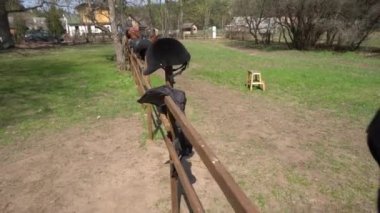 At binici koruyucu kask istikrarlı padok çit asmak. Gimbal hareketi