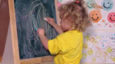 sınıf odasında anaokulu okul evde kara tahta üzerinde çizim aktif çocuk kız