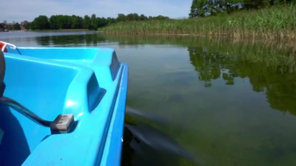 Pied sur pédale de catamaran à vélo. Le transport par eau flotte près des roseaux. Mouvement du cardan — Video