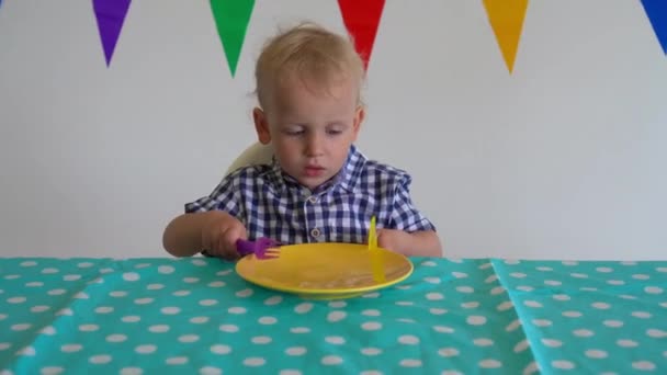 Menino perturbado filho não comer maçã e jogá-lo fora. Movimento de Gimbal — Vídeo de Stock