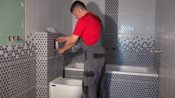 Arbeiter spült Wasser aus Rohr der Toilettenspülung — Stockvideo