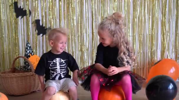 Los niños bromean cuando ven araña grande de Halloween. Globos, fondo de calabaza. 4K — Vídeos de Stock