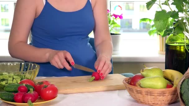 Chica embarazada preparando ensalada de rábano — Vídeos de Stock