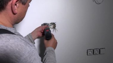 Tornavidalı adam Rosette 'i hazırladı ve parmağını kaldırdı.