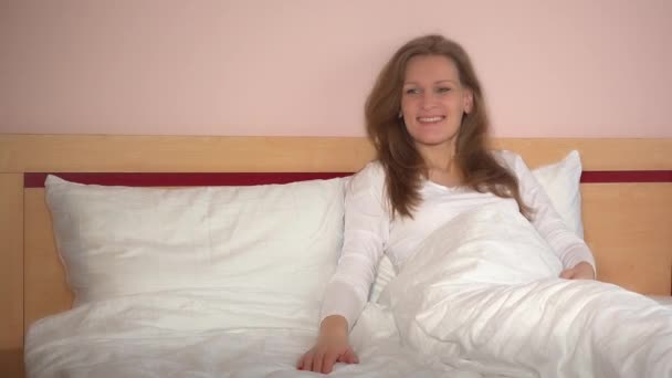 Süßes Kind und Mutter umarmen sich im Bett — Stockvideo