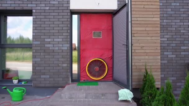 Teste de estanqueidade do ar da porta do ventilador. Certificação de casa passiva. Movimento de Gimbal — Vídeo de Stock