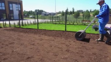 Bahçede tohum ektikten sonra toprak sıkıştırma silindiri elle yapılır. Gimbal hareketi