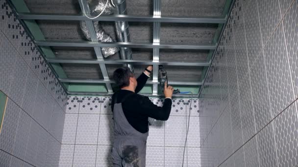 Tavan profillerini düzeltmek için işçi matkabı deliği — Stok video