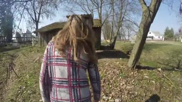 Femme en manteau marcher dans les toilettes rurales en bois wc maison dans le village. Outhouse — Video