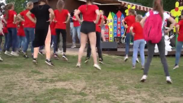 Adolescentes niños y niñas cuerpos moviéndose a la música y bailando movimientos repetidos — Vídeo de stock