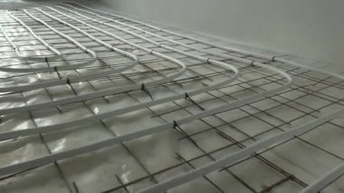 Yerdeki su ısıtma boru hatları arasında yürümek