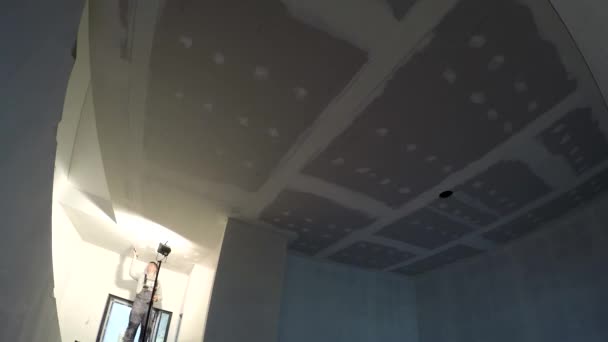 Stucco professionale uomo intonaco soffitto con stucco. Sto finendo il lavoro. Timelapse — Video Stock