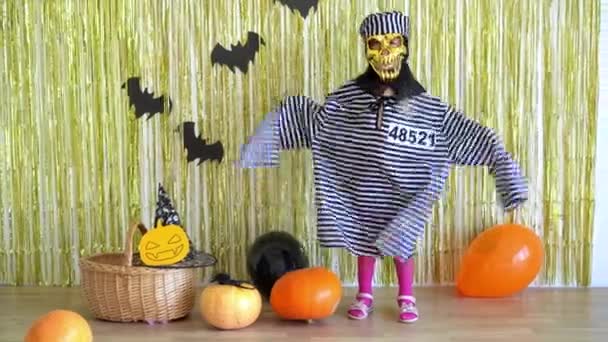 Vtipné dítě s vězeňskou košilí a strašidelnou maskou na Halloween party — Stock video