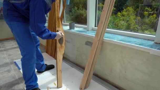 Capataz experto hombre pulir tableros de muebles de roble con pincel. Hombre trabajador — Vídeos de Stock