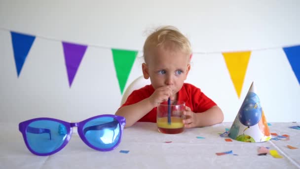 Kaukasische Kinder trinken Saft. Geburtstag nachfeiern. Gimbale Bewegung nach vorn — Stockvideo