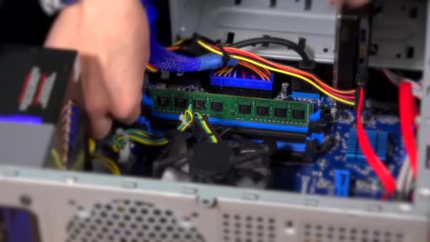 Geschoolde computer reparateur hand controleren reparatie computer. Computeronderhoud. 4k — Stockvideo
