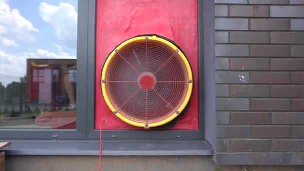 Zkušební zařízení ventilátoru dveří namontované na dveřích měšťanského domu. Gimbalový pohyb — Stock video