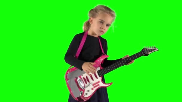 Caucásico niño jugando juguete guitarra — Vídeo de stock