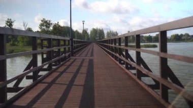 Tahta bir köprüde yürüyorum.