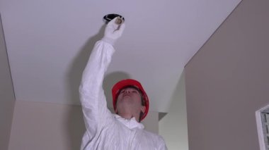 Elektrikçi tavan boşluğundaki LED aydınlatma kablolarını kontrol et. 4K