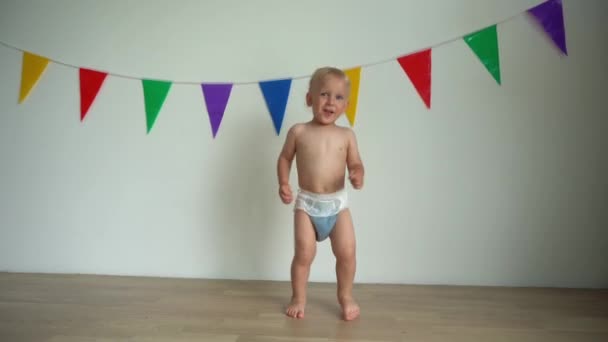 Enfant heureux actif garçon déplacer activement à la maison. Mouvement du cardan — Video