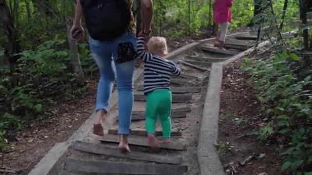 Mère avec petit fils et fille marchant sur un chemin sain pieds nus — Video